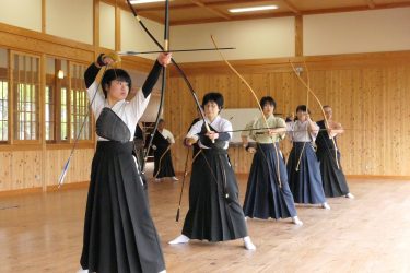凜と狙い定め　弓道春季大会で熱戦　15歳から83歳までが本数競う／岡山・津山市