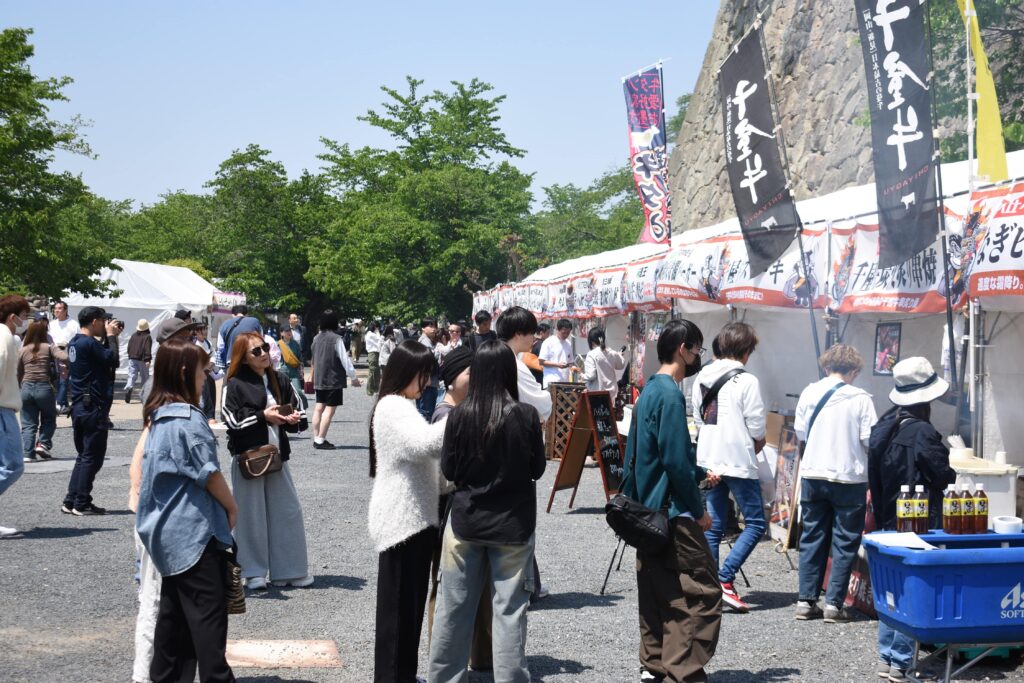 食べ比べを満喫しにぎわう会場