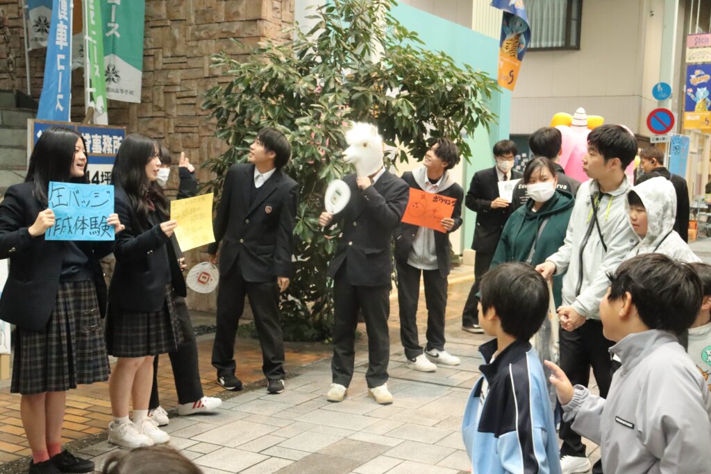 元気に声出しする高校生