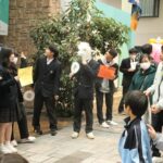 元気に声出しする高校生