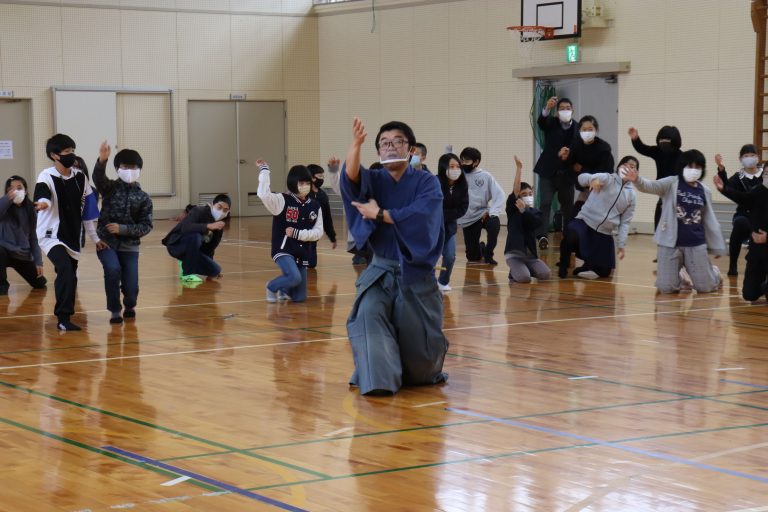 狂言師の田賀屋夙生さん（74）と息子の島田洋海さん（44）による「狂言体験授業」が11日、天津小学校（真庭市日名）で開催