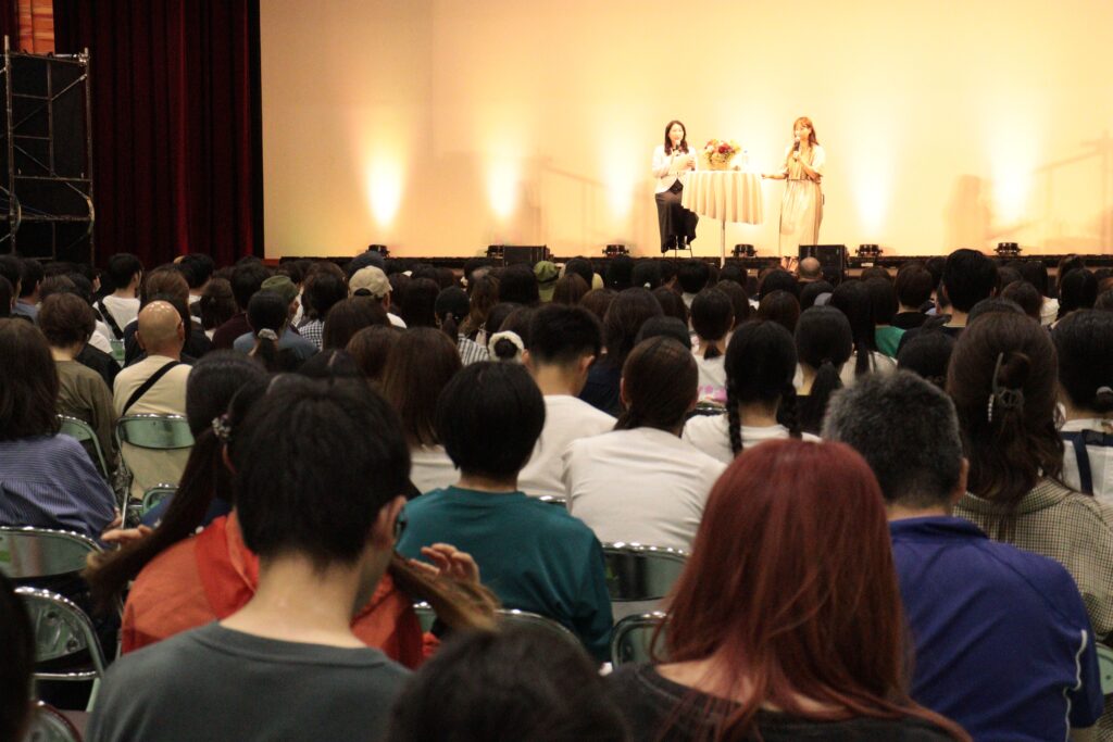 藤本美貴さんの講演に耳を傾ける家族連れら