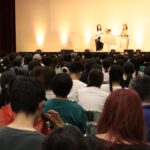 藤本美貴さんの講演に耳を傾ける家族連れら
