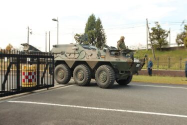 緊急移動訓練を行う車両