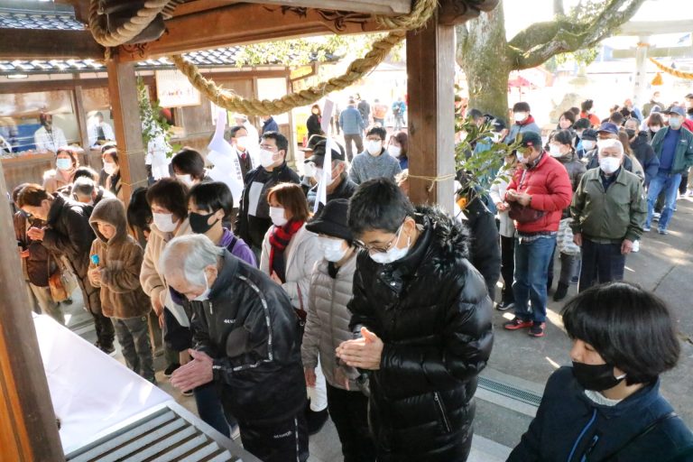 参拝者でにぎわう荒神社の拝殿