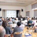 「こけない体操」の効果や正しい動きについて安本さんの講義を受ける参加者