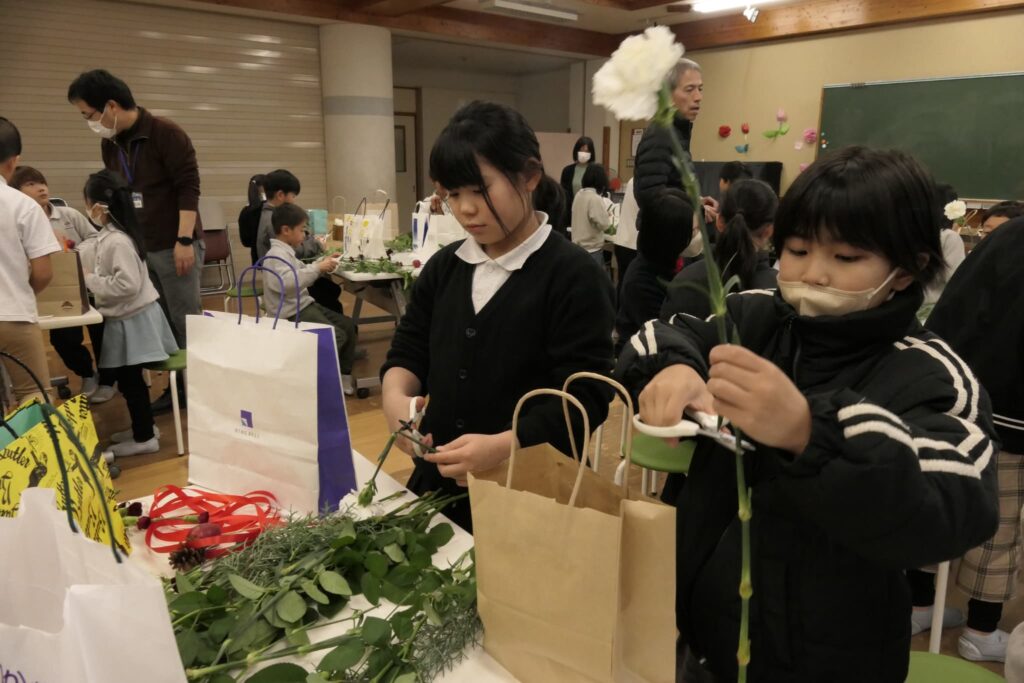 上手に道具を扱いながらフラワーアレンジメントに挑戦する児童