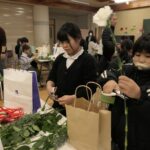 上手に道具を扱いながらフラワーアレンジメントに挑戦する児童