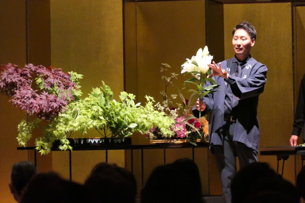 花材の特徴を説明する宏貴さん