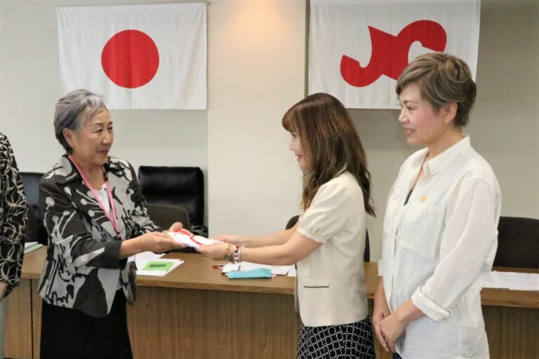 活動支援費を贈る野村会長（左）