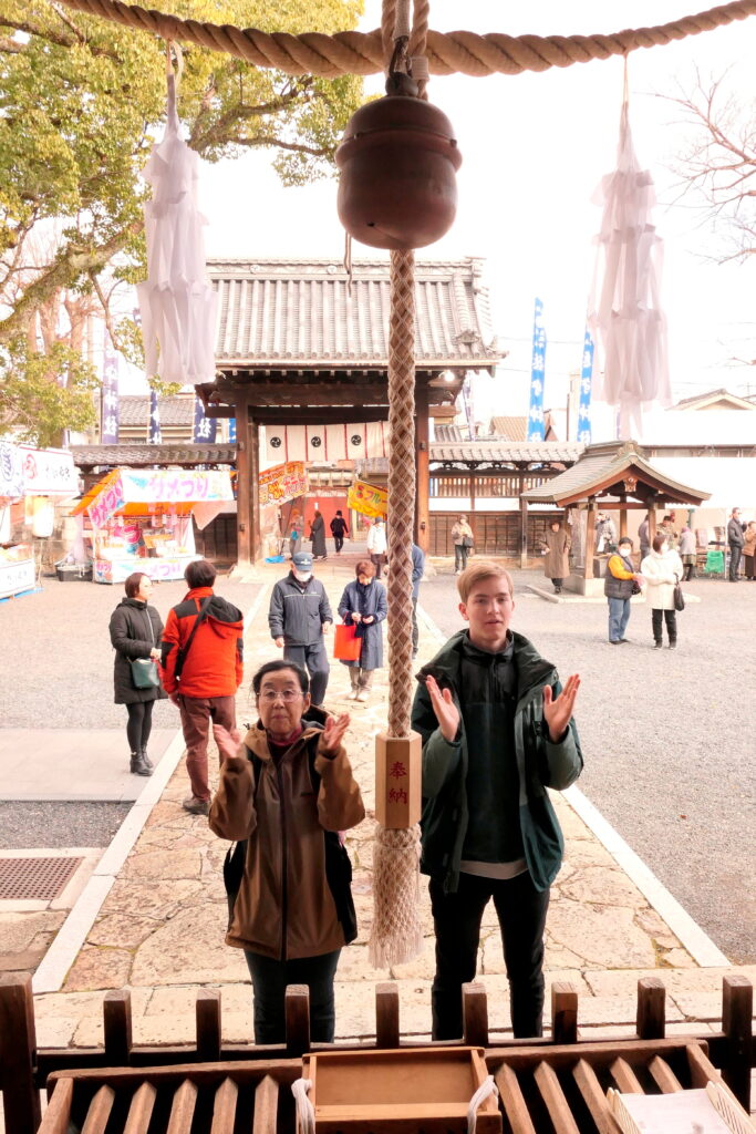 境内に訪れた参拝者