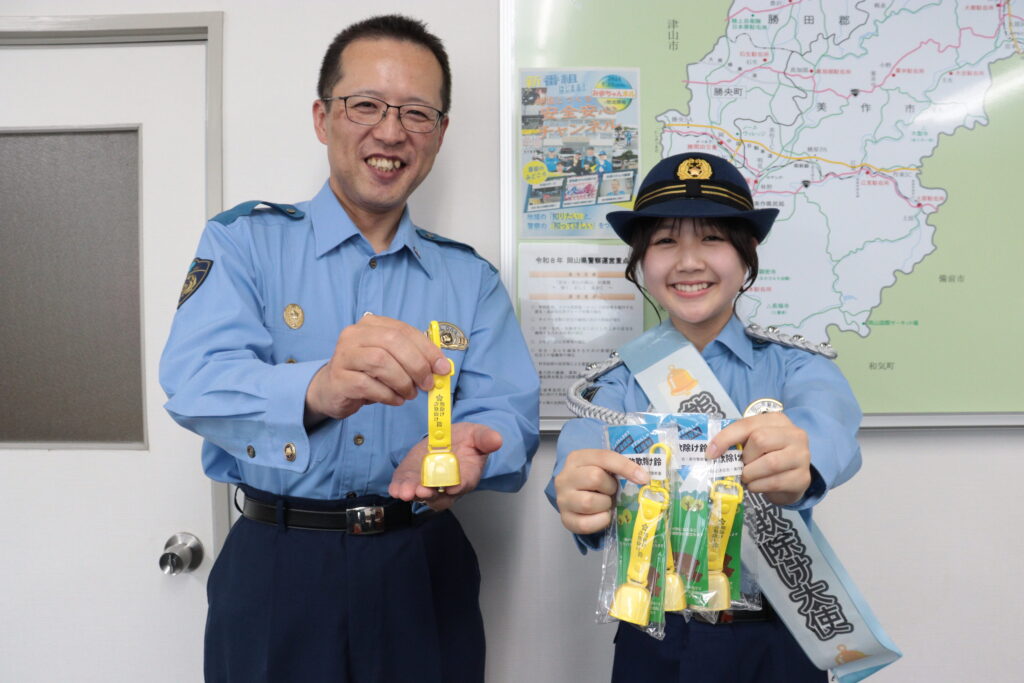 配布された美作署オリジナルの「熊除け詐欺除け鈴」