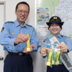 配布された美作署オリジナルの「熊除け詐欺除け鈴」