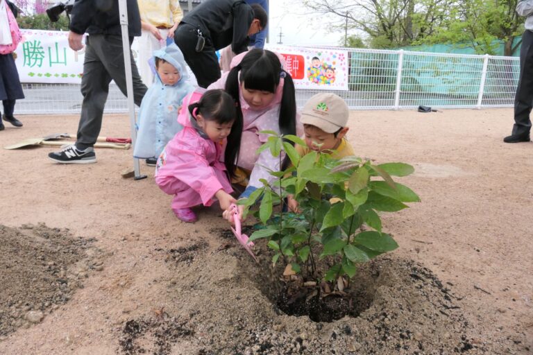 開園記念に植樹を行う子どもたち