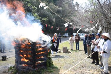 小瀧堂で25年ぶりに行われた柴灯大護摩供=岡山県津山市で