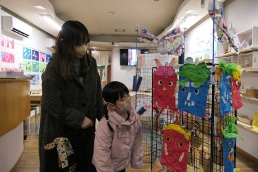 季節の行事などをテーマに作品展　「造形あそび教室」　豊かな発想力やのびのびした表現力／岡山・津山市