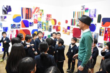 現代美術館での個展を見学　小学2年生、アートの魅力に興味津々／岡山・奈義町