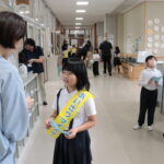 教職員に英語で話しかける子どもたち＝岡山県美咲町で