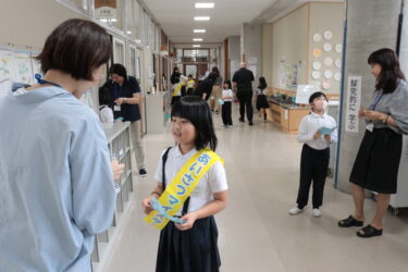 教職員に英語で話しかける子どもたち＝岡山県美咲町で