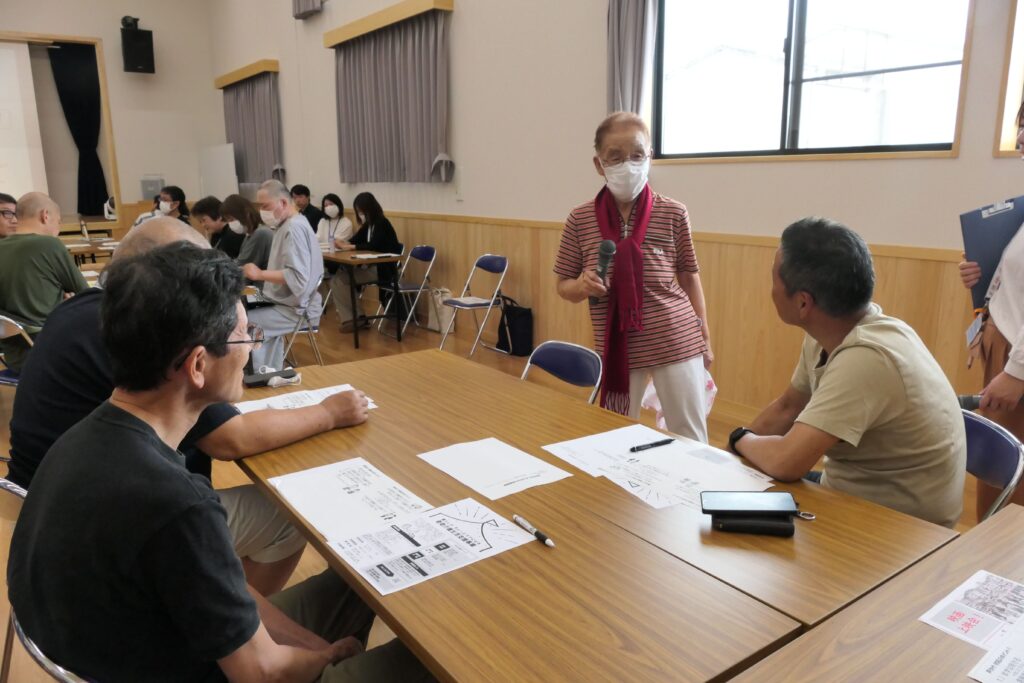 認知症役の人の話に耳を傾ける参加者