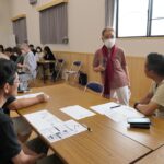 認知症役の人の話に耳を傾ける参加者