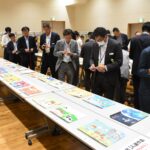 小学生たちの力作を採点する審査員たち=岡山県津山市で