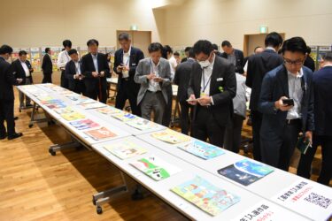 小学生たちの力作を採点する審査員たち=岡山県津山市で