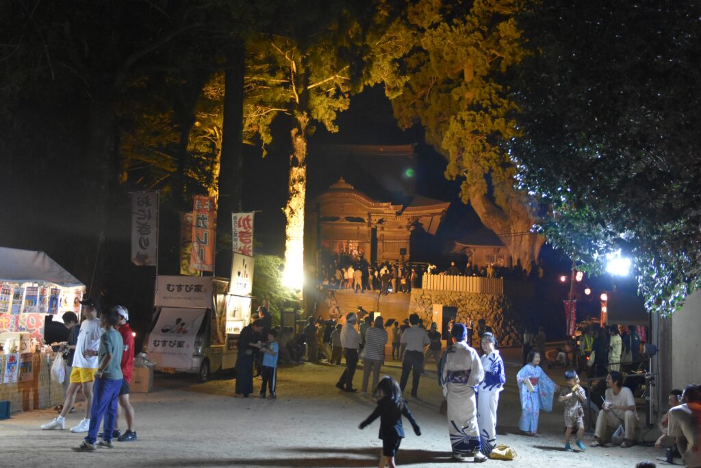 ライトアップされ神秘的な雰囲気を醸す両山寺