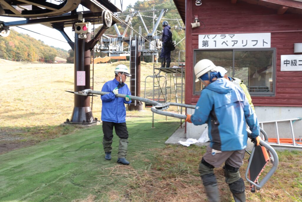 約80キロの座席を運ぶ職員たち