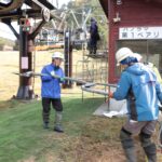 約80キロの座席を運ぶ職員たち