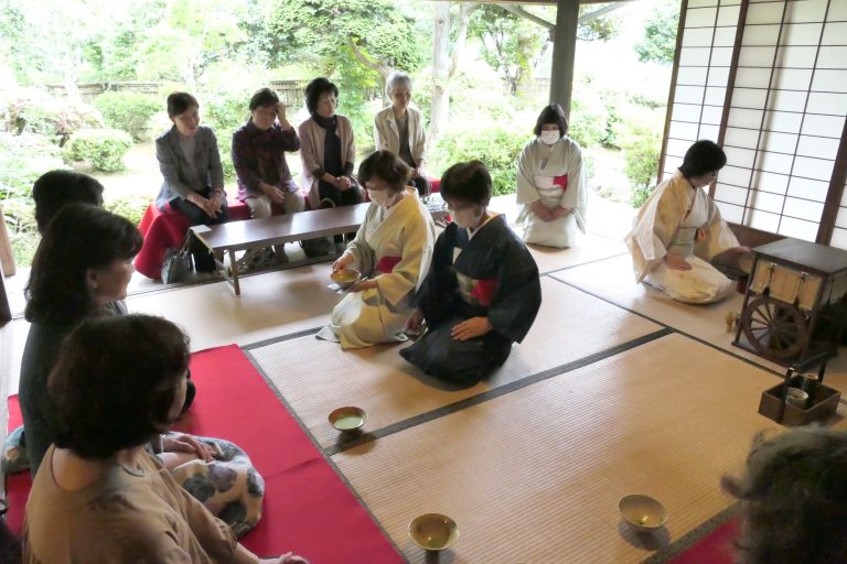 茶会を楽しむ参加者たち