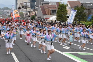 奴通りを彩った"カッパの大パレード"