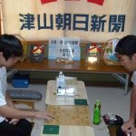 息詰まる熱戦が展開された名人戦　土山名人（左）と橋本三段＝岡山県津山市＝