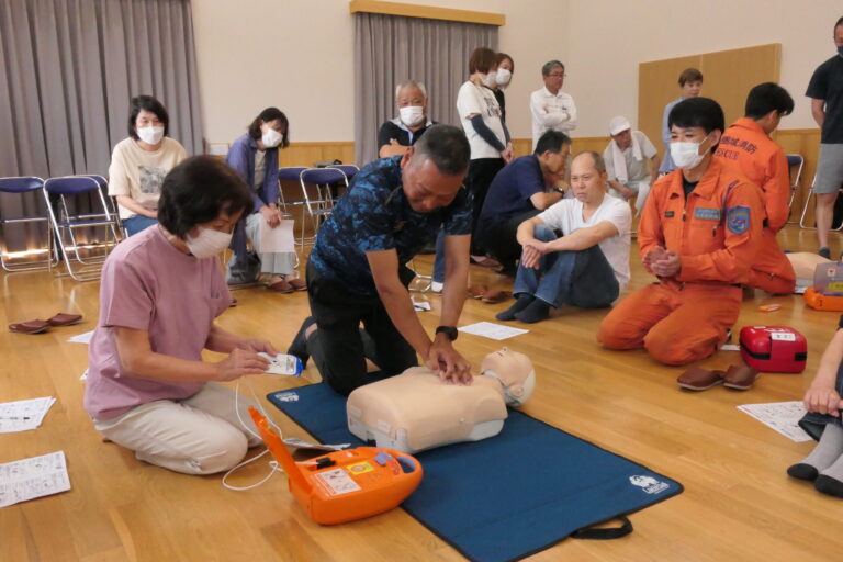 救命活動の訓練に取り組む参加者＝岡山県津山市で