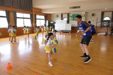 選手とふれあいながらバスケを楽しむ園児=岡山県津山市で