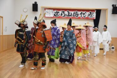 名物の「後醍醐天皇時代行列」を披露する高校生=岡山県津山市で