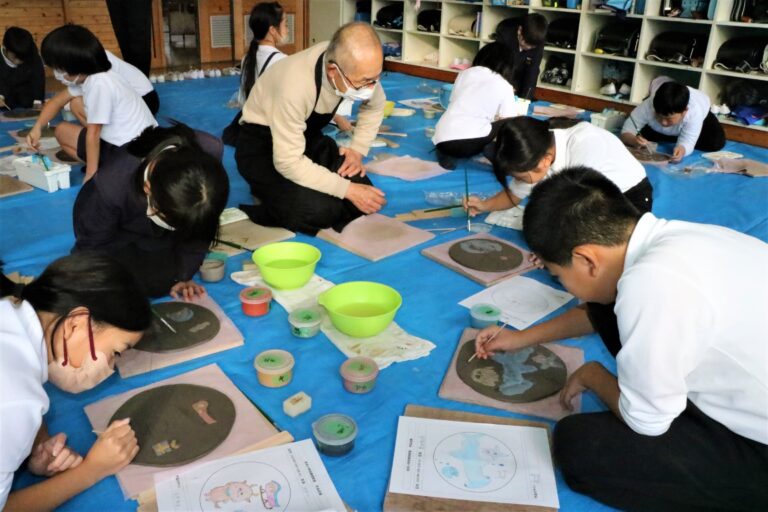 皿に色粘土で絵を描く児童たち=岡山県津山市で