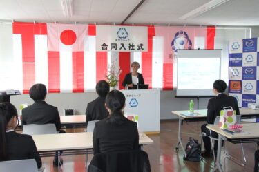 美作グループの入社式で講演する大部さん＝岡山県津山市で