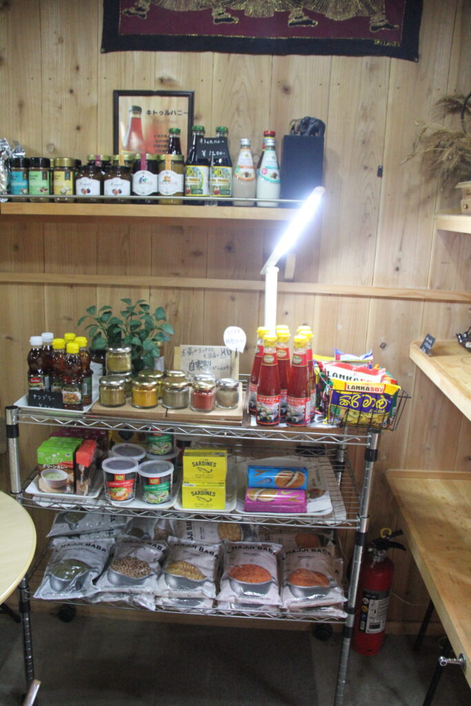 自家製スパイスなどお土産品も充実
