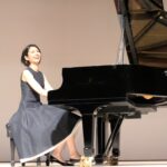 映画のために創作した楽曲をピアノ演奏する松下奈緒さん