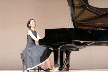 映画のために創作した楽曲をピアノ演奏する松下奈緒さん