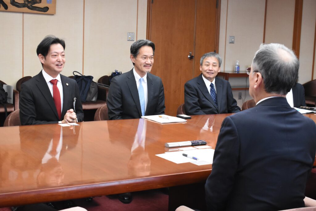 フィジーへの派遣を前に抱負を語る赤田さん（左）=岡山県津山市山北の津山市役所で