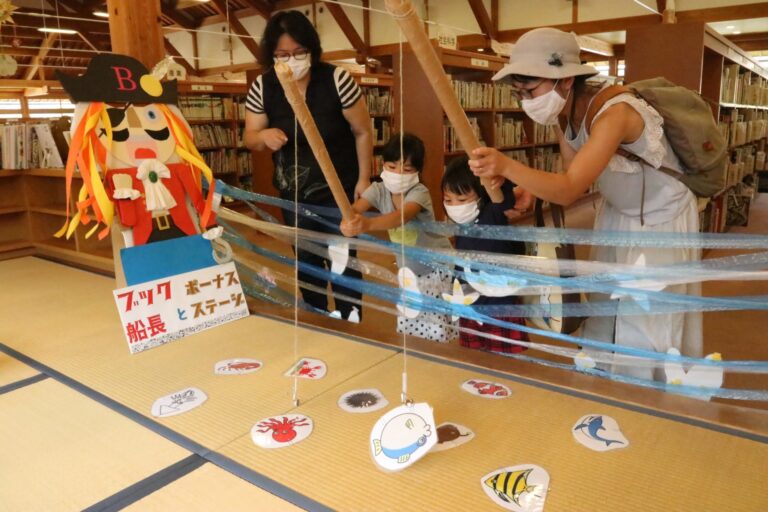 勝央図書館、子どもの読書推進に向けた夏休みのイベント、スタッフ手作りの釣りゲーム