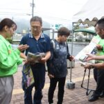 「ロマンスあめ」を配布して注意喚起を促す参加者