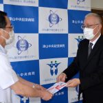 鳥取銀行とＣＴＲ津山中央病院に食事券贈る