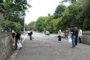 清掃に励む中堅・若手専門委員会のメンバー＝岡山県津山市、中山神社で