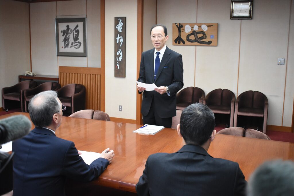 報告書を提出した西山会長