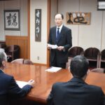 報告書を提出した西山会長