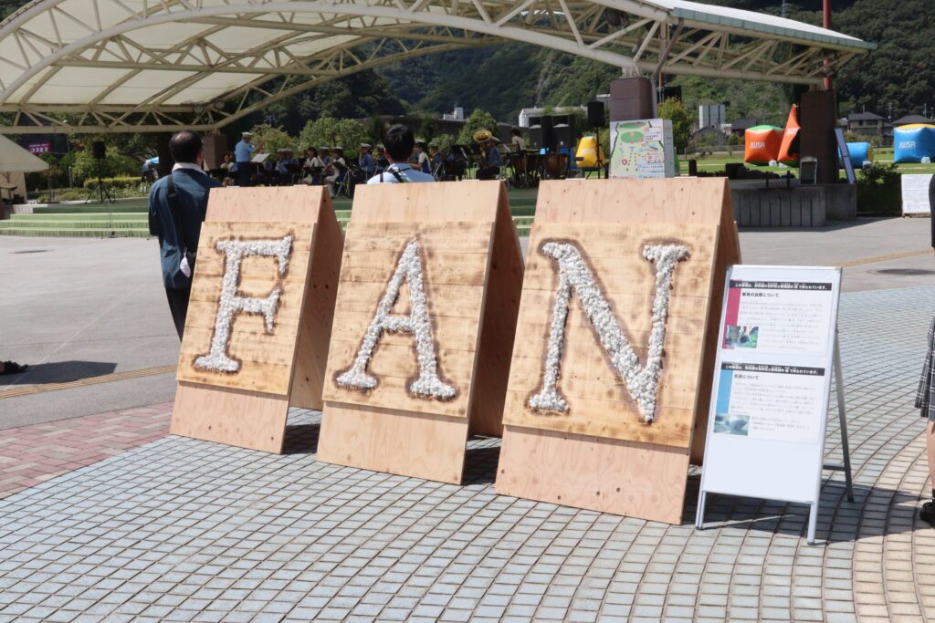 石灰石とヒノキで作った手作りの看板