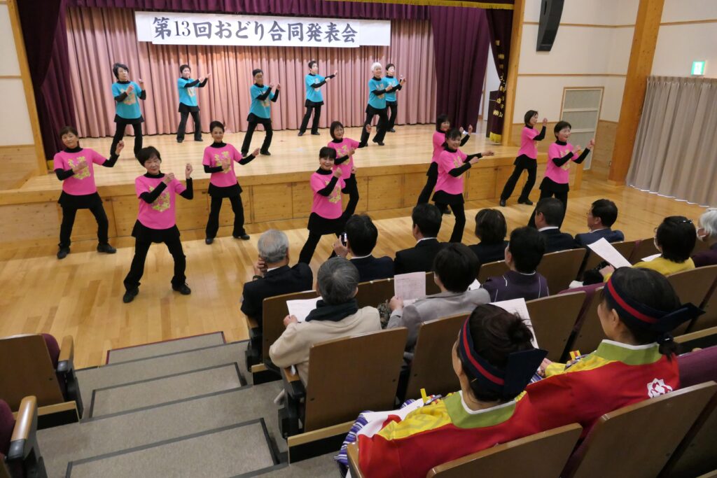 軽快なダンスを踊る久米地域の団体・リフレッシュ